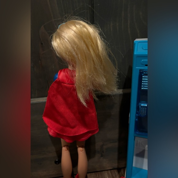 Mattel DC Super Hero Girls X-Ray Supergirl Doll Set w/ School Locker - Picture 7 of 10